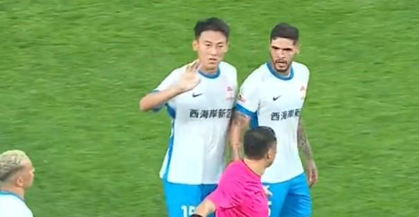 开云体育-王鹏遭遇交通事故后，西海岸球迷在比赛第15分钟高喊王鹏加油